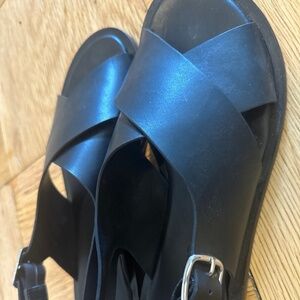 Everlane The City Crossover Sandal in Black
